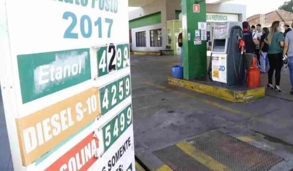 Decreto determina preço de combustíveis antes e depois de redução do ICMS nos postos