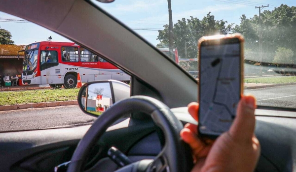 Criação de fundo para custear transporte coletivo revolta motoristas de app