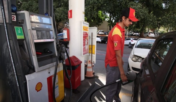 Efeito da queda do ICMS na gasolina e etanol deve chegar aos consumidores a partir desta semana