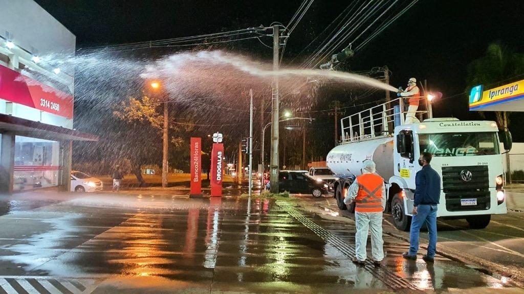 Após descontaminação das ruas, feira do Tiradentes recebe equipes nesta sexta-feira