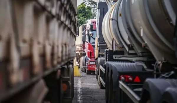 Publicado auxílio de R$ 1 mil por mês para caminhoneiros até 31 de dezembro
