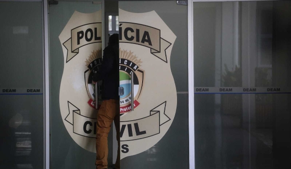 Mulher é atacada com facadas pelo ex-marido que foge em carro