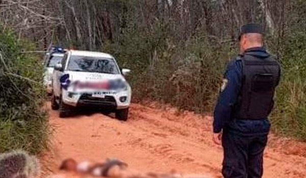 Rapaz é encontrado morto com cortes na virilha e marcas de tiro na cabeça