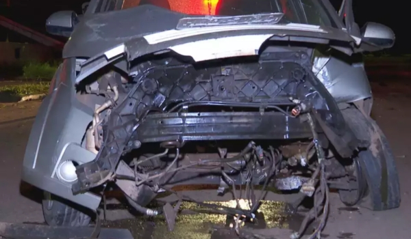 Jovem perde controle de direção, colide e quase arranca poste de energia