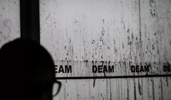 Durante festa na casa de amiga, mulher tem calça rasgada e é estuprada por convidado