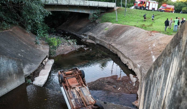 Jovem dorme no volante, perde controle da direção e carro cai em córrego