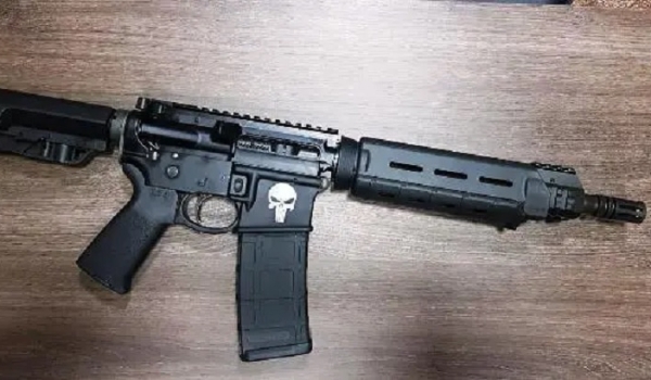 PF prende homem com sete fuzis em rodovia no Rio de Janeiro