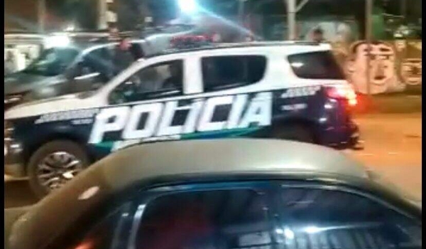 Em praça lotada, homem é morto a tiros por amigo e causa corre-corre na Cohab