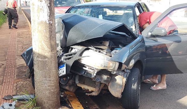 Casal provavelmente embriagado bate carro em poste na avenida Ceará