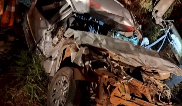 Jovem perde controle de direção e morre ao colidir carro em poste de energia