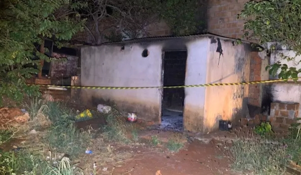 Homem de 50 anos é achado morto dentro de casa em chamas