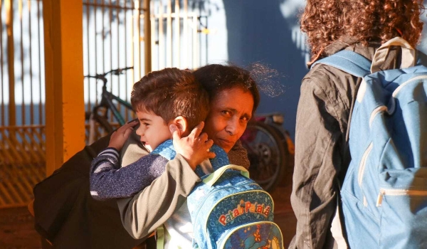 Volta às aulas tem abraços e pais contentes com retorno da “programação normal”