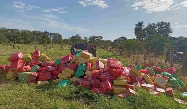 Polícia descobre carga de maconha enterrada em fazenda na fronteira de MS