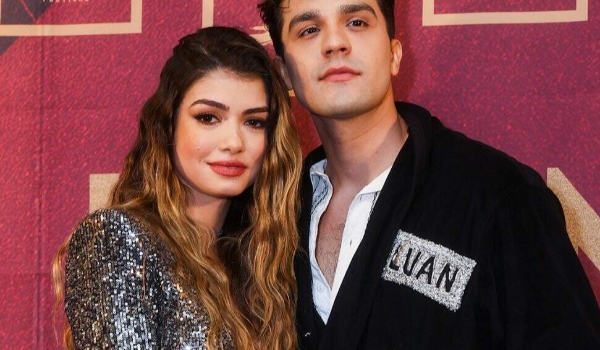 Cantor Luan Santana e modelo Izabela Cunha estão noivos