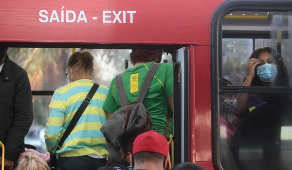 Na volta às aulas, usuários dos ônibus reclamam de superlotação