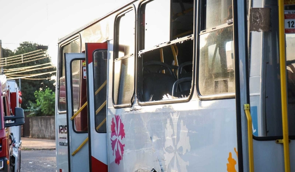 Motorista de carreta fura preferencial e colide em ônibus; 10 ficam feridos