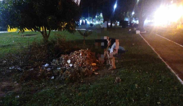 Morador da fronteira é flagrado descartando entulho em praça pública