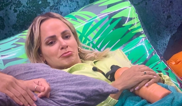 Brasileira no Big Brother dos EUA entra na 'xepa', dorme em boias e usa toalhas como cobertores por uma semana