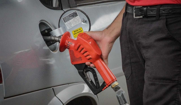 Gasolina fica mais barata a partir desta sexta-feira nas distribuidoras