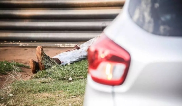 ‘Me tira daqui’, homem se joga sobre carro para pedir ajuda após ser espancado em Campo Grande