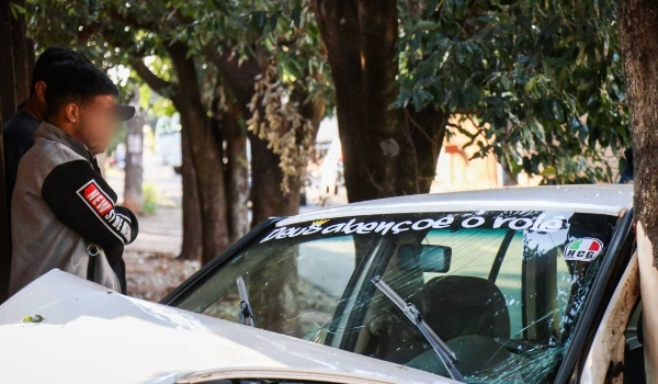 Adolescente de 17 anos bate carro em muro de chácara 
