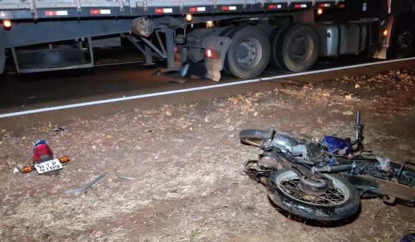 Motociclista morre ao colidir em carreta durante tentativa de ultrapassagem