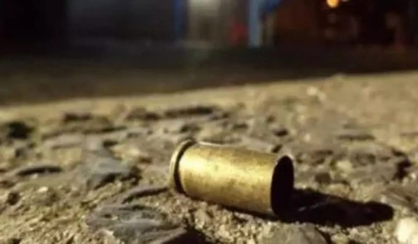 Atiradores em motocicleta disparam contra carro e homem é socorrido em estado grave