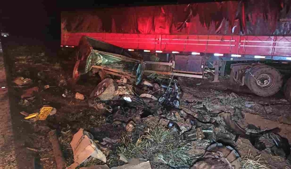 Dois morrem e F250 parte ao meio ao bater de frente com caminhão em rodovia de MS