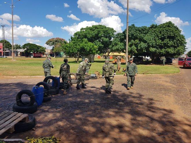 Brasileira atravessa barreira e é expulsa do Paraguai