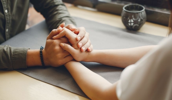 Perguntas que você deve fazer antes de entrar em um relacionamento, segundo especialistas