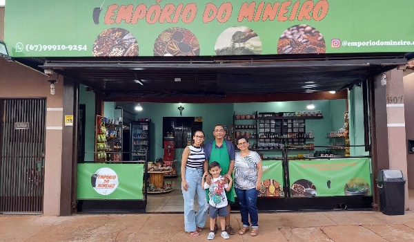 Mineiro fez empório e loja de roupa no quintal para não sair de casa