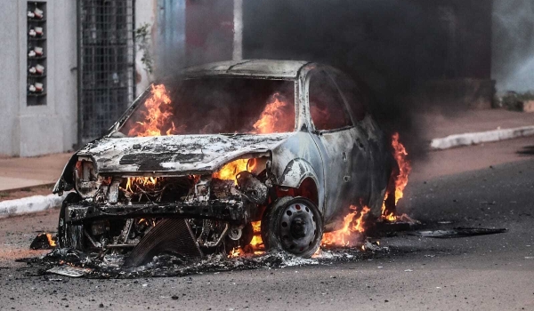 Casal escapa de veículo em chamas no Jardim Noroeste