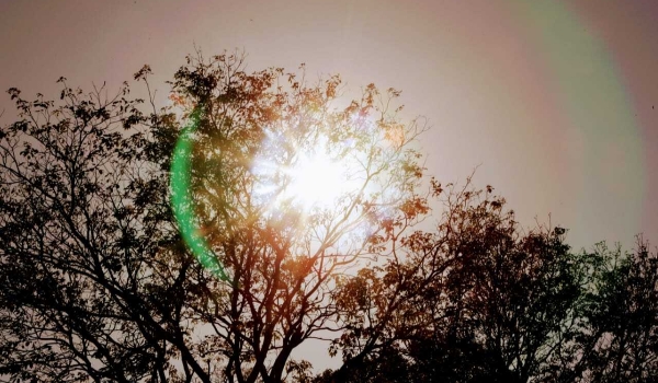 Calor e tempo seco predominam no final de semana, mas há chance de chuva