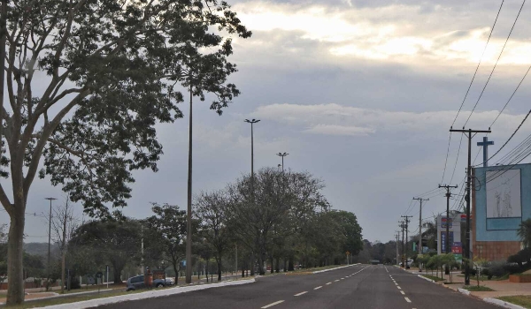 Domingo começa com muitas nuvens e mais uma promessa de chuva para Capital