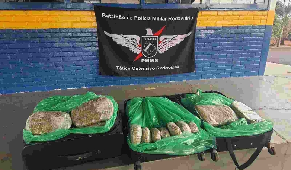 Adolescente é flagrada com quase 30 quilos de skank em ônibus na fronteira