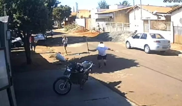 Após 2 semanas preso, homem que atirou em vizinho em briga de calçada é solto em MS