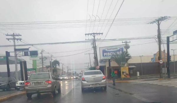 Sozinha, frentista organiza trânsito tumultuado por semáforo intermitente