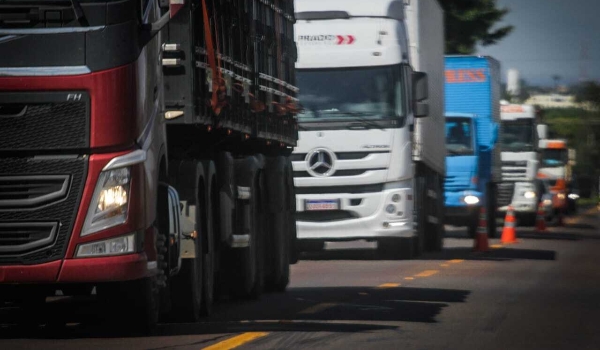Auxílio de R$ 1 mil começa a ser pago a 8 mil caminhoneiros autônomos de MS