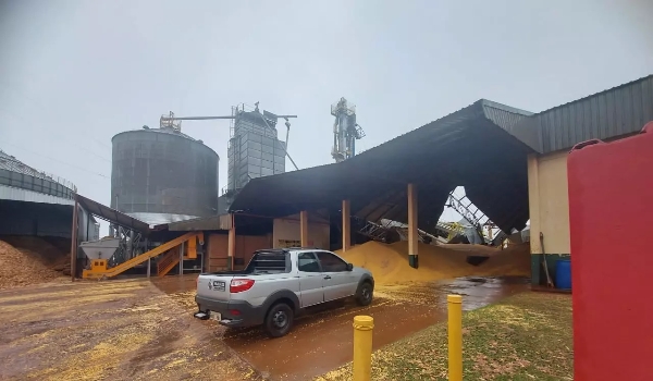 Vendaval que derrubou carreta também destruiu armazém de grãos em São Gabriel do Oeste