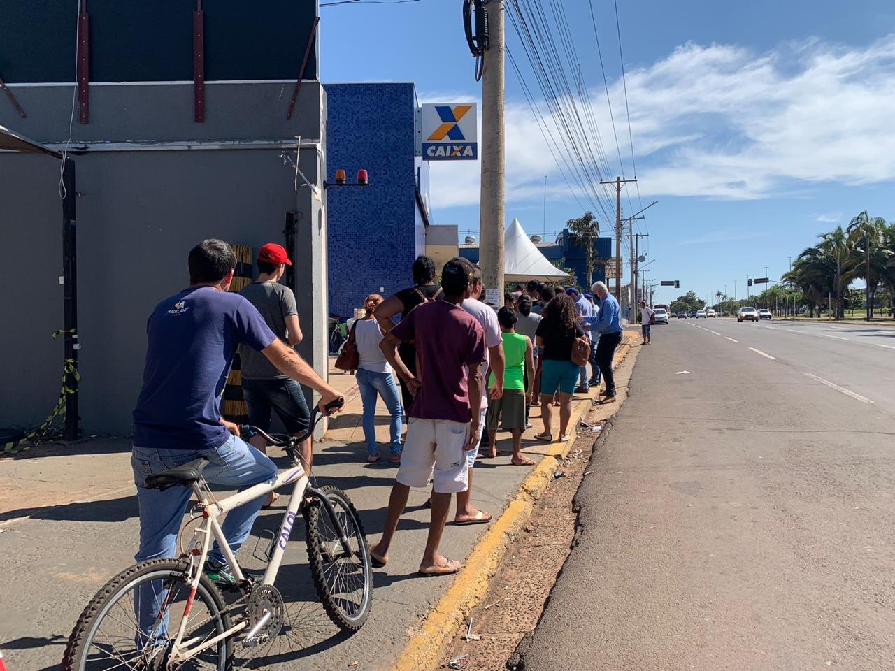 Catadores, motoristas de aplicativo e mascates: confira quem não pode receber auxílio de R$ 600