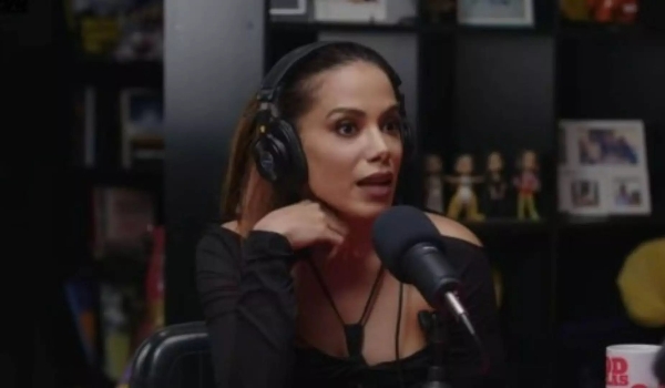 Anitta fala sobre suas partes íntimas e diz que pediu para médica filmar: 'está feia?'
