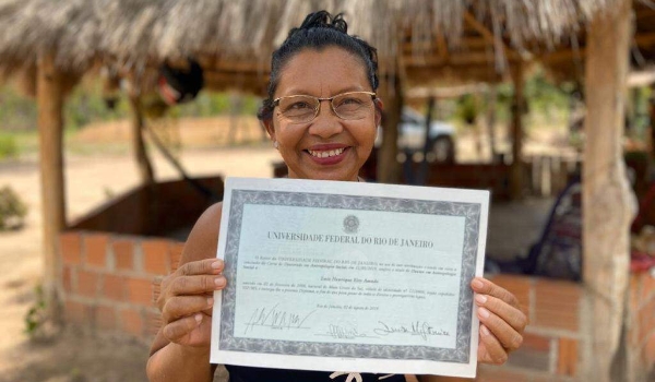 Mãe parou na 4ª série, mas filho foi o 1º a ter doutorado na comunidade