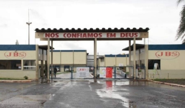 JBS anuncia férias coletivas em unidade de MS; funcionários falam em crise