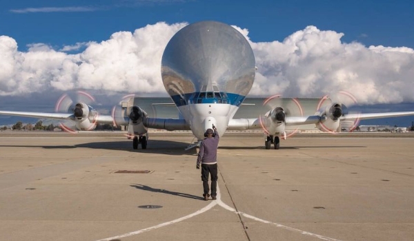 Conheça o Super Guppy, avião de carga gigante da Nasa