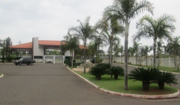 Ao voltar de festa, moradora encontra casa arrombada em condomínio de luxo