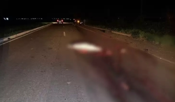 Homem morre atropelado por carreta após motociclista bêbada cair em rodovia