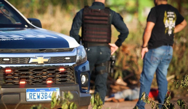 Homem é encontrado morto com rosto e pernas queimados por óleo diesel