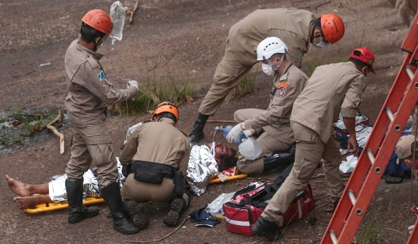 Homem cai de cabeça na parte rasa de córrego na Ernesto Geisel