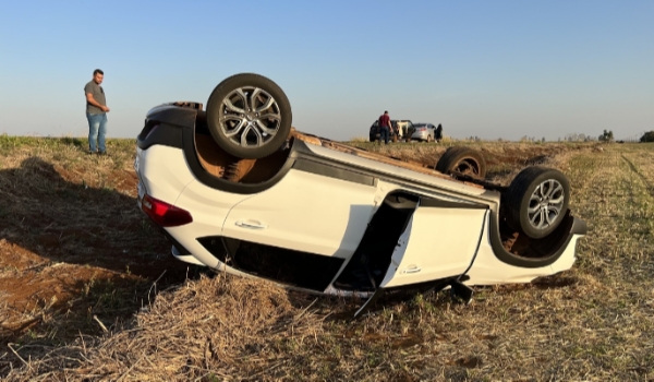 Casal e filhos gêmeos de 8 anos saem ilesos de capotagem na BR-060