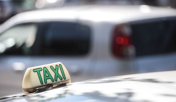 Auxílio Taxista começa a ser pago com parcela dobrada